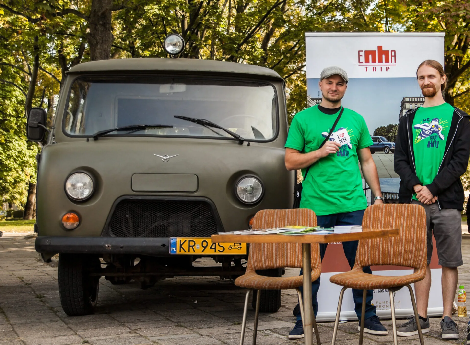 Ekipa eNHa TRIP przy zabytkowym UAZ-ie Buchanka w Nowej Hucie