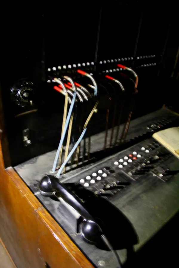 Centrala telefoniczna w schronie dowodzenia