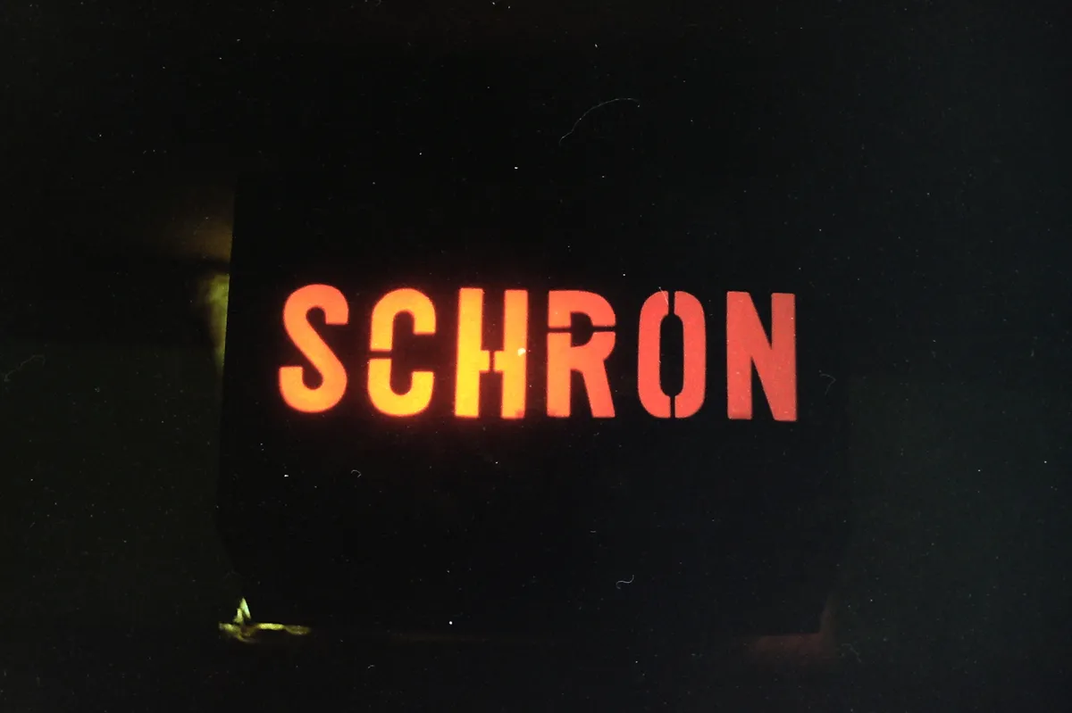 Napis Schron nad wejsciem do schronu